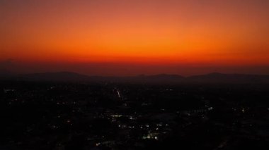 Gündoğumunda çekilen sinematik hava görüntülerinde, Meksika Cuernavaca yakınlarındaki Popocatpetl volkanı sıcak sabah ışığı, temiz atmosfer ve dramatik doğal manzarayla gözler önüne serildi..