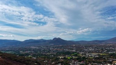 Meksika, Yautepec 'te bulutlu gökyüzünün altında hareket eden bulutları ve sakin bir atmosfer manzarasını gösteren seyahat tarzı bir zaman çizelgesi. Seyahat, hava durumu ve arkaplan görselleri için ideal.