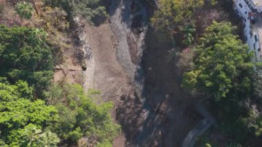 Chapultepec Park, Cuernavaca 'daki kuraklıktan etkilenen bir nehrin üzerinde hareket ederek kurak nehir yatağı koşullarını ve iklim değişikliği ve su kıtlığını ortaya çıkaran yüzey insansız hava aracı çekimi..