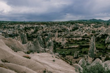 Kapadokya, Türkiye 'deki Baglidere Beyaz Aşk Vadisi, dağların manzarası