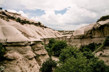 Kapadokya, Türkiye 'deki Baglidere Beyaz Aşk Vadisi, dağların manzarası