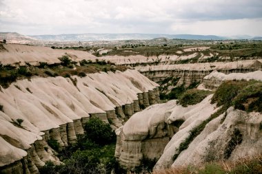 Kapadokya, Türkiye 'deki Baglidere Beyaz Aşk Vadisi, dağların manzarası