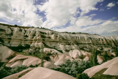 Kapadokya, Türkiye 'deki Baglidere Beyaz Aşk Vadisi, dağların manzarası