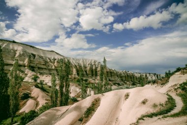 Kapadokya, Türkiye 'deki Baglidere Beyaz Aşk Vadisi, dağların manzarası