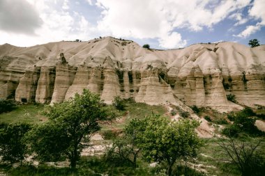 Kapadokya, Türkiye 'deki Baglidere Beyaz Aşk Vadisi, dağların manzarası