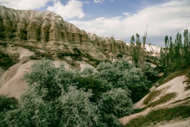 Kapadokya, Türkiye 'deki Baglidere Beyaz Aşk Vadisi, dağların manzarası