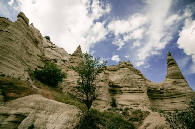 Kapadokya, Türkiye 'deki Baglidere Beyaz Aşk Vadisi, dağların manzarası