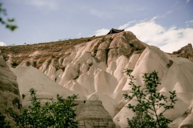 Kapadokya, Türkiye 'deki Baglidere Beyaz Aşk Vadisi, dağların manzarası
