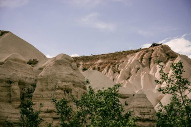 Kapadokya, Türkiye 'deki Baglidere Beyaz Aşk Vadisi, dağların manzarası