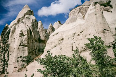 Kapadokya, Türkiye 'deki Baglidere Beyaz Aşk Vadisi, dağların manzarası