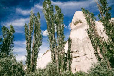 Kapadokya, Türkiye 'deki Baglidere Beyaz Aşk Vadisi, dağların manzarası