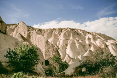 Kapadokya, Türkiye 'deki Baglidere Beyaz Aşk Vadisi, dağların manzarası
