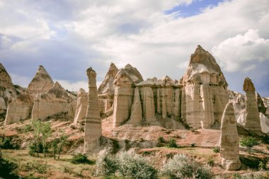 Kapadokya, Türkiye 'deki Baglidere Beyaz Aşk Vadisi, dağların manzarası