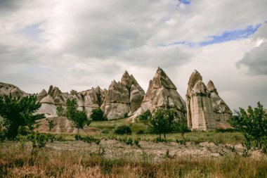 Kapadokya, Türkiye 'deki Baglidere Beyaz Aşk Vadisi, dağların manzarası