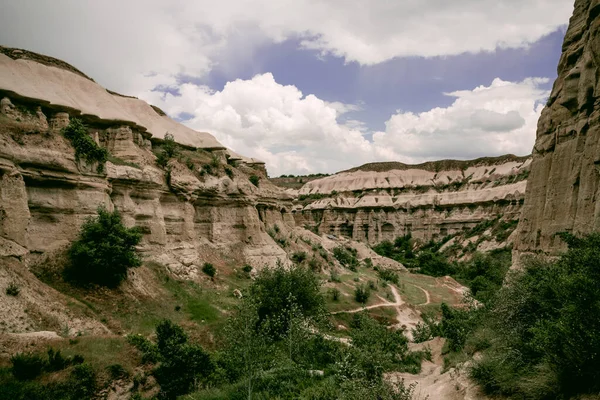 Kapadokya, Türkiye 'deki Baglidere Beyaz Aşk Vadisi, dağların manzarası