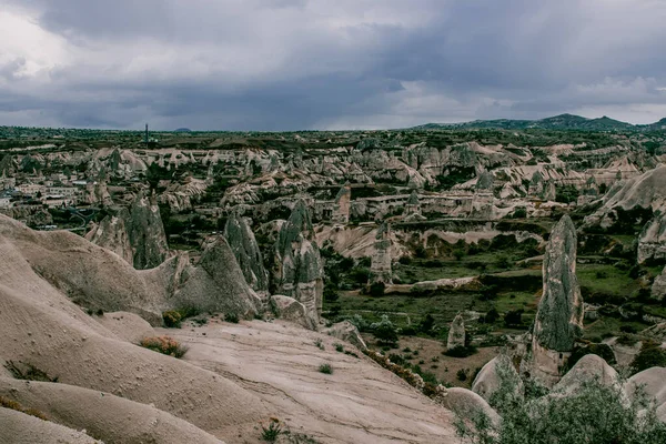 Kapadokya, Türkiye 'deki Baglidere Beyaz Aşk Vadisi, dağların manzarası