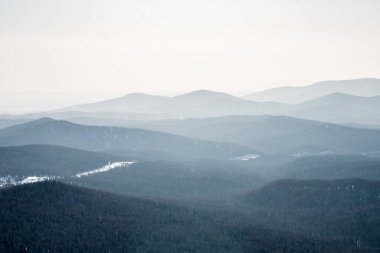 Karlı Sheregesh dağlarının manzarası, sisli kış sıraları.