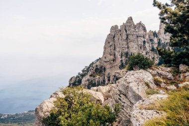 Kırım dağlarının manzarası, yazın Ai-Petri panoraması sisli.
