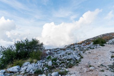 Karadağ Dağı Lovcen 'den Panorama, Kotor teleferiğinin tepesine bakıyor