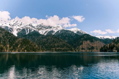 Ritsa Gölü 'nden dağ manzaralı Abhazya karlı dağ manzaralı kışın