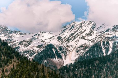 Ritsa Gölü 'nden dağ manzaralı Abhazya karlı dağ manzaralı kışın