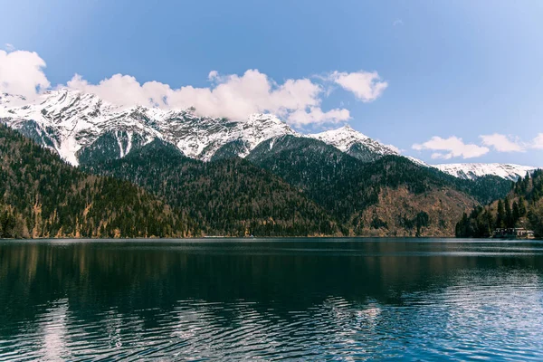 Ritsa Gölü 'nden dağ manzaralı Abhazya karlı dağ manzaralı kışın