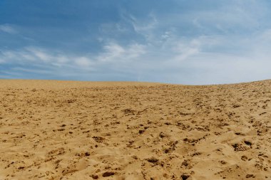 Çöl Sarykum Dağıstan manzarası, kumlu turuncu kum tepeleri, güneşli vahşi doğa.