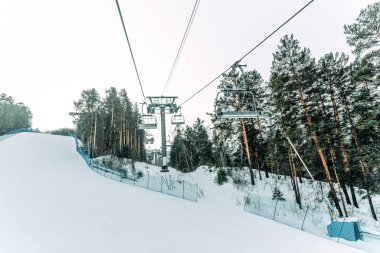 Krasnoyarsk, Sibirya, 28 Aralık 2018, Kayak merkezi Kunduz Kılavuzu manzaralı Sibirya tramvayı
