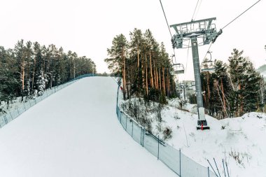 Krasnoyarsk, Sibirya, 28 Aralık 2018, Kayak merkezi Kunduz Kılavuzu manzaralı Sibirya tramvayı