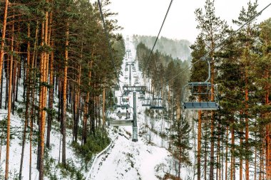 Krasnoyarsk, Sibirya, 28 Aralık 2018, Kayak merkezi Kunduz Kılavuzu manzaralı Sibirya tramvayı