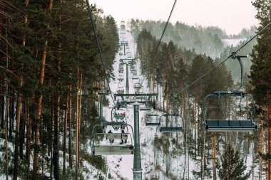 Krasnoyarsk, Sibirya, 28 Aralık 2018, Kayak merkezi Kunduz Kılavuzu manzaralı Sibirya tramvayı