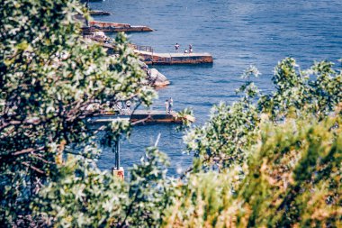 Alushta, Kırım, Ukrayna, 5 Temmuz 2020, Karadeniz kıyılarını görmek Kırım 'dan, yaz güneşli tatil turizmi