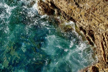 Güneş ışığında deniz manzarası, dışarıda gölet, okyanus dalgası, doğa manzarası Petrovac Karadağ