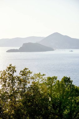 Güneş ışığında deniz manzarası, dışarıda gölet, okyanus dalgası, doğa manzarası Sveti Stefan Montenegro