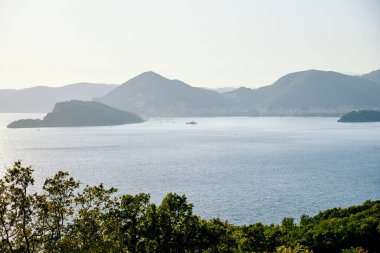 Güneş ışığında deniz manzarası, dışarıda gölet, okyanus dalgası, doğa manzarası Sveti Stefan Montenegro