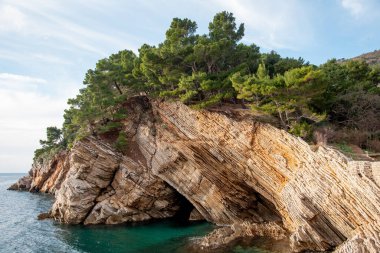 Güneş ışığında deniz manzarası, dışarıda gölet, okyanus dalgası, doğa manzarası Petrovac Karadağ