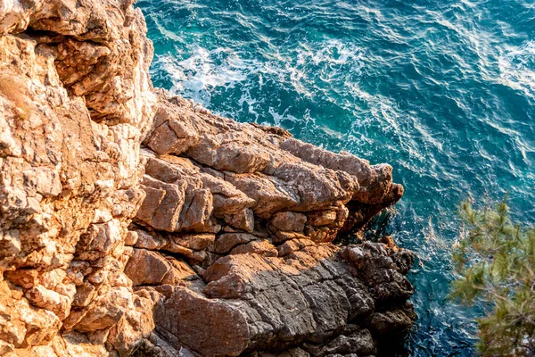 Güneş ışığında deniz manzarası, dışarıda gölet, Adriyatik Denizi dalgası, doğa manzarası Sveti Stefan, Karadağ