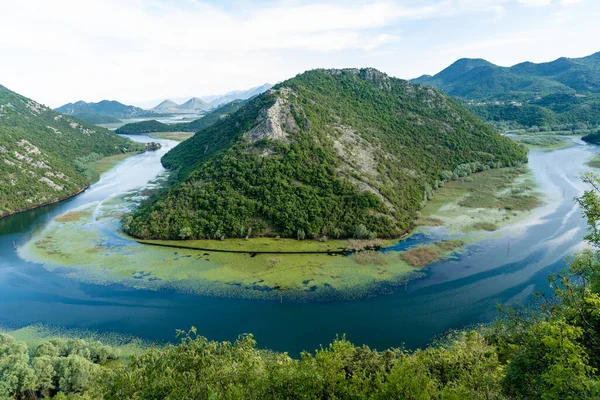 Crnojevica Nehri Skadar Gölü 'ne, yaz dağlarına, Karadağ manzarasına akıyor