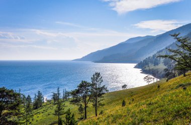 Mavi derin göl manzarası, gün ışığında güneş ışığı, gökyüzünde bulutlar Baykal Sibirya