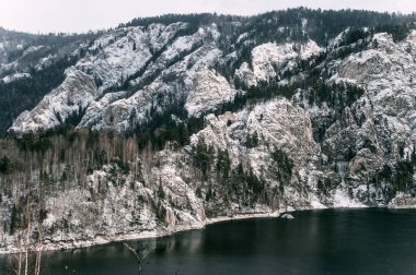 Yenisei Nehri 'ndeki Krasnoyarsk Barajı. Sibirya' da bulutlu bir günde kış manzarası.