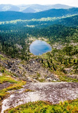 Sibirya 'daki Ergaki Milli Parkı' nda yüksek irtifa gölü. Güneşli bir günde yaz manzarası.