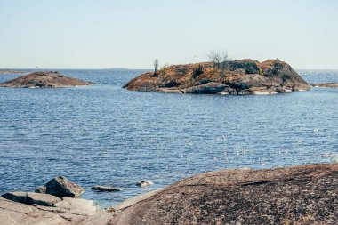 Gündüz vakti güneş ışığı altında mavi derin göl manzarası, gökyüzünde bulutlar Ladoga skerries Karelia