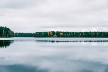 Bulutlu bir günde Leningrad bölgesinde sakin bir göl manzarası