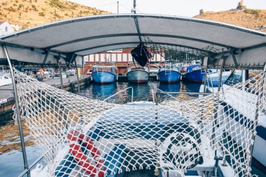 Balaklava, Kırım, Ukrayna, 21 Temmuz 2020, Karadeniz kıyısındaki liman kentinde tekneler