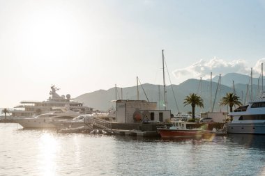 Tivat, Karadağ, 27 Nisan 2025, Porto Karadağ limanında yatlar park halinde