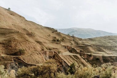 Dağıstan dağlarının manzarası, yazın sisli dağ sıraları.