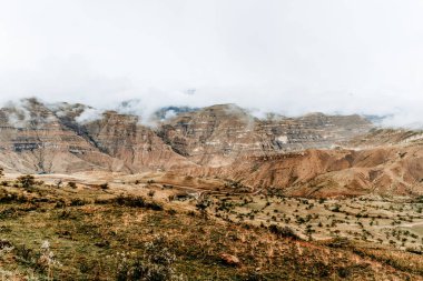 Dağıstan dağlarının manzarası, yazın sisli dağ sıraları.