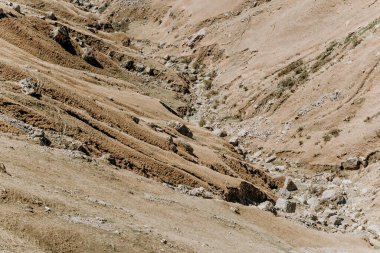 Dağıstan dağlarının manzarası, yazın sisli dağ sıraları.