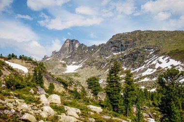 Ergaki dağlarının manzarası, yazın sisli dağ sıraları.