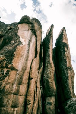 Dağların manzarası Stolbi, kayaların zirvesi Tüyler yazın sisli.